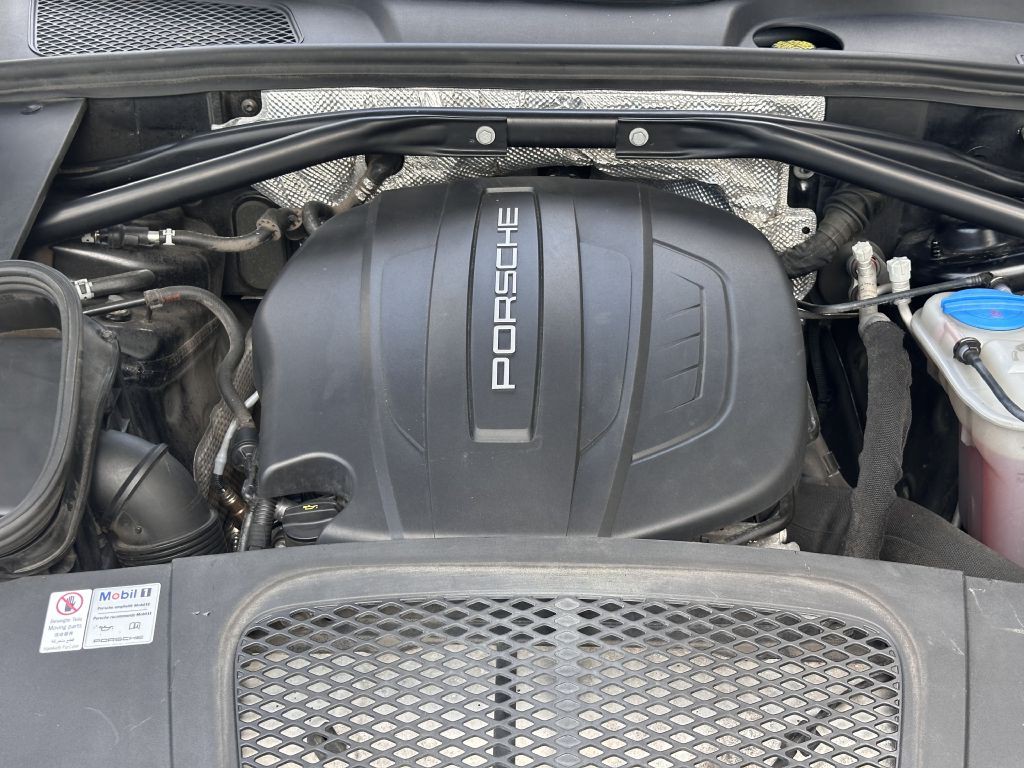 2017 Porsche Macan Image 100