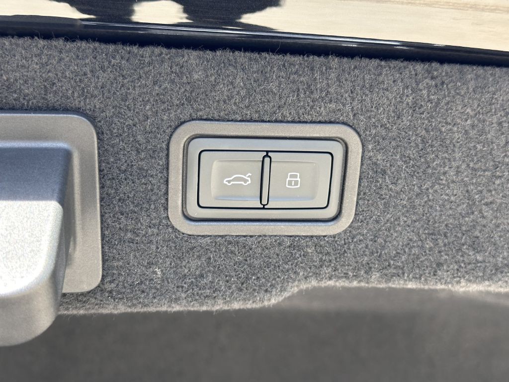 2021 Audi A8 Image 122