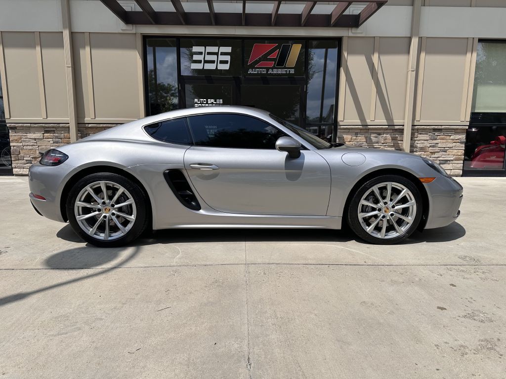 2017 Porsche Cayman Image 2