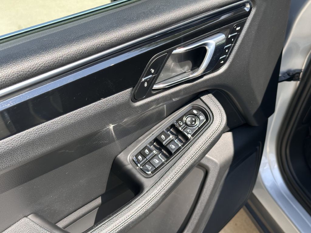 2016 Porsche Macan Image 24