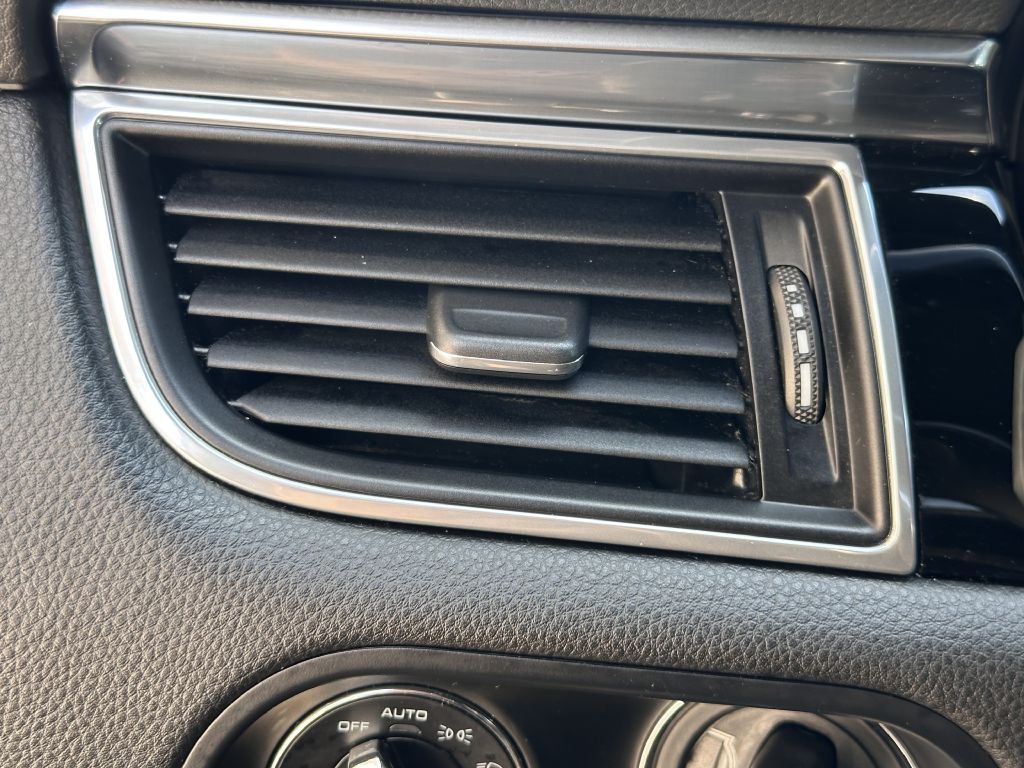 2016 Porsche Macan Image 32