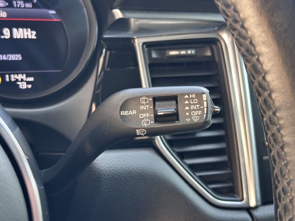 2016 Porsche Macan Image 39