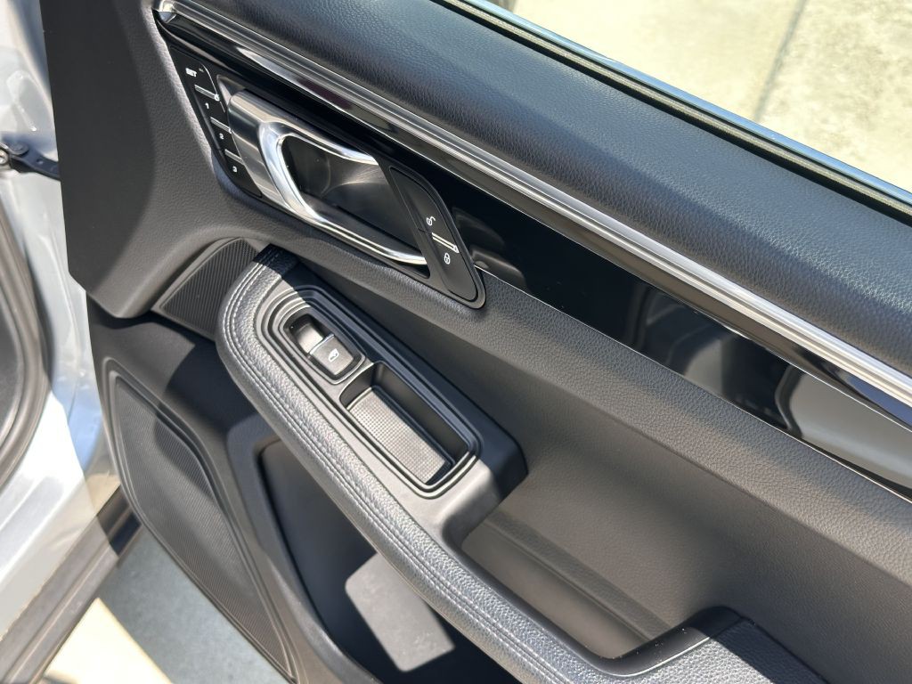 2016 Porsche Macan Image 66