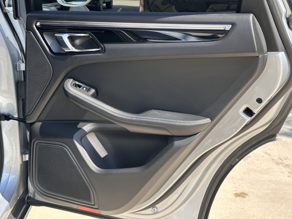 2016 Porsche Macan Image 95