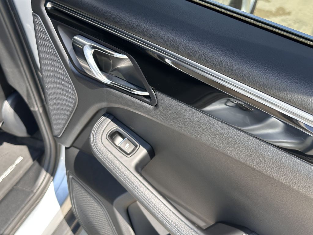 2016 Porsche Macan Image 96