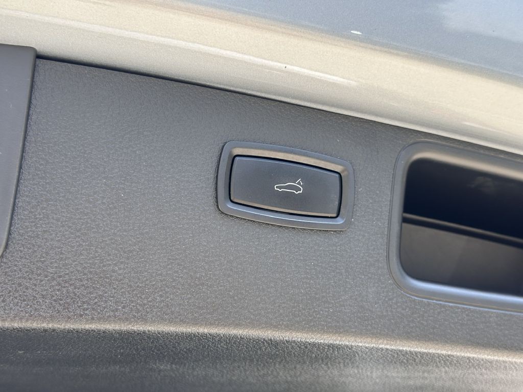 2016 Porsche Macan Image 108