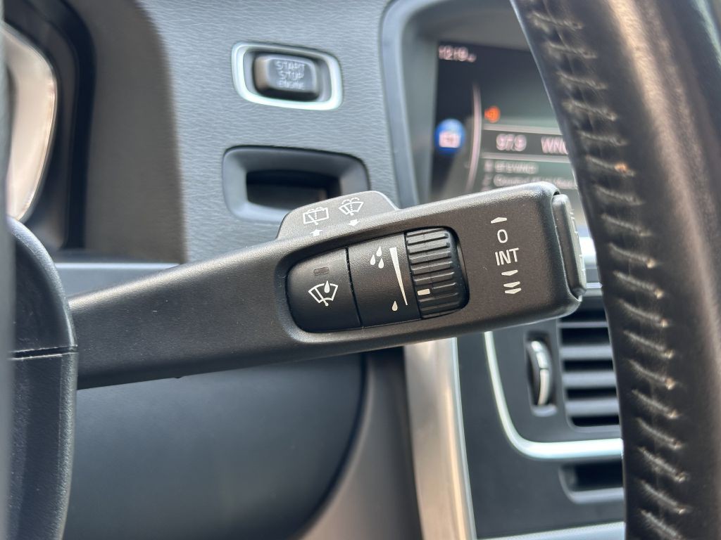 2018 Volvo V60 Image 38