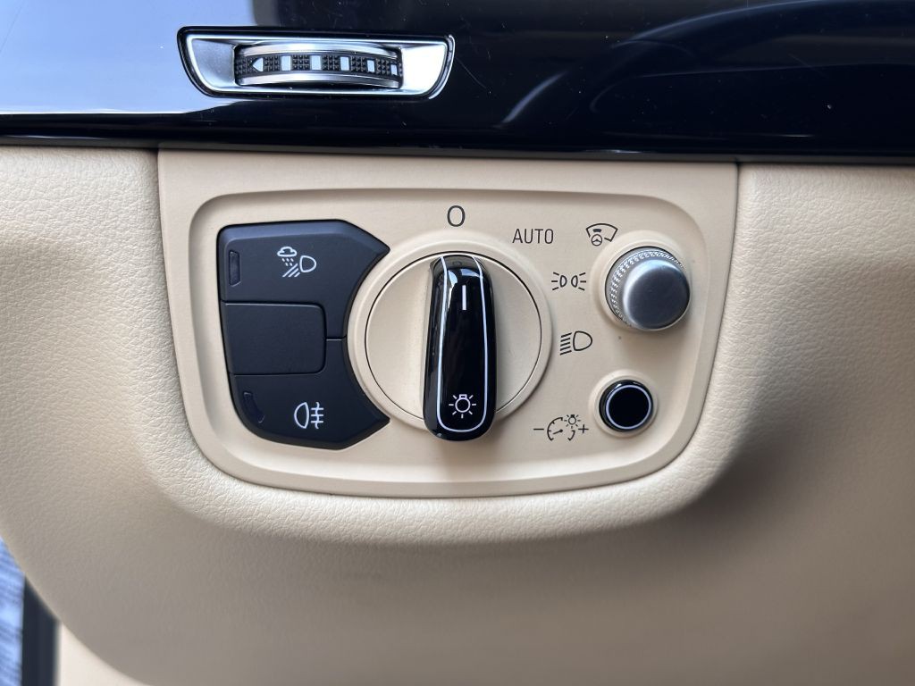 2016 Audi A8 Image 32