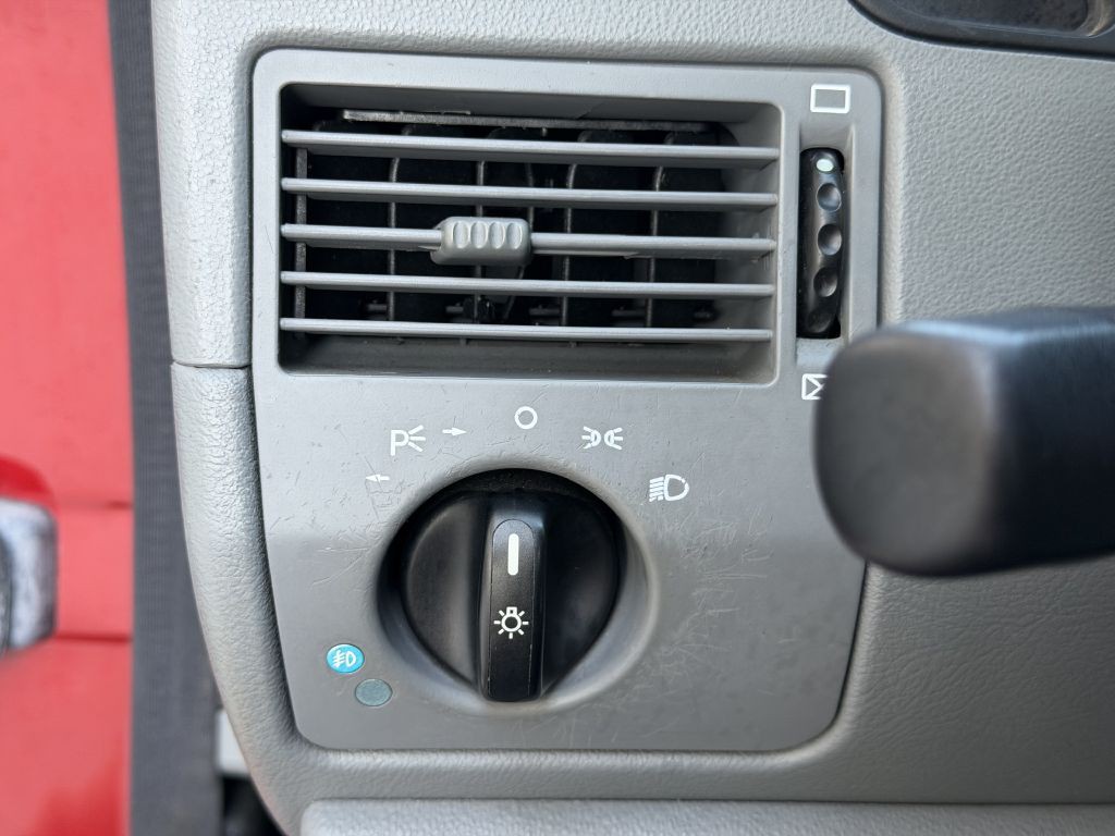 2005 Chrysler Crossfire Image 31