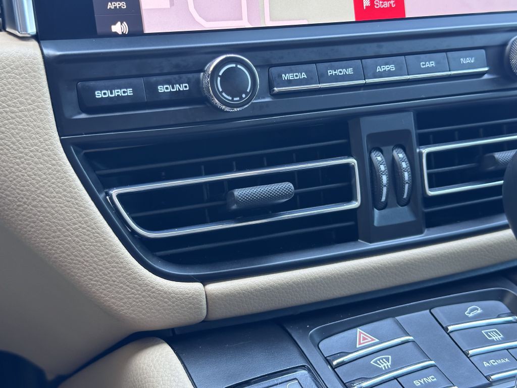 2021 Porsche Macan Image 42