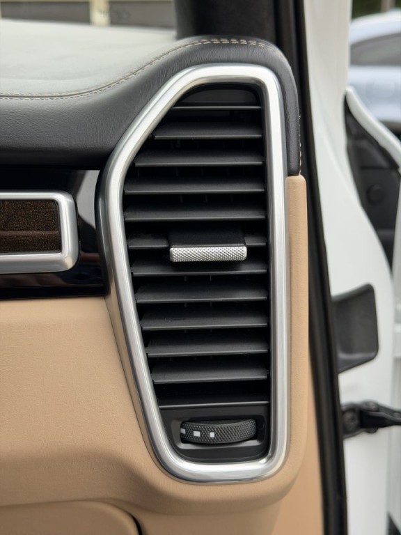 2022 Porsche Cayenne Image 17