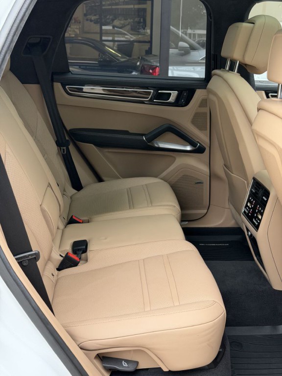 2022 Porsche Cayenne Image 40