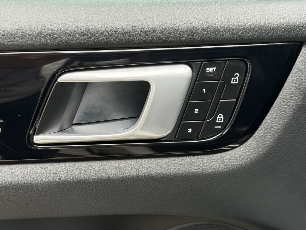 2022 Porsche Cayenne Image 21