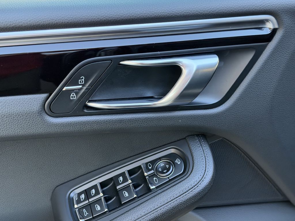 2022 Porsche Macan Image 25