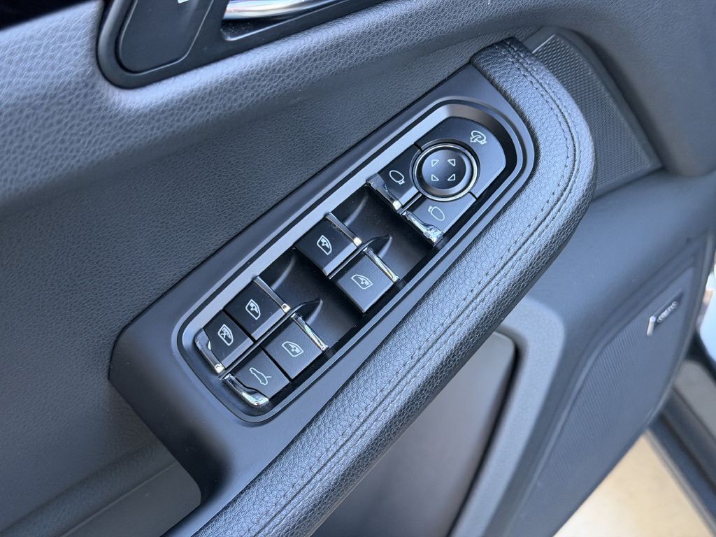 2022 Porsche Macan Image 26