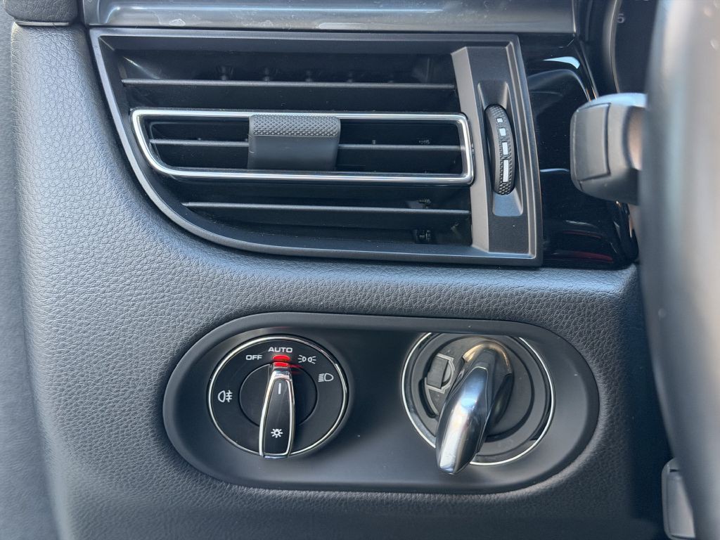 2022 Porsche Macan Image 33