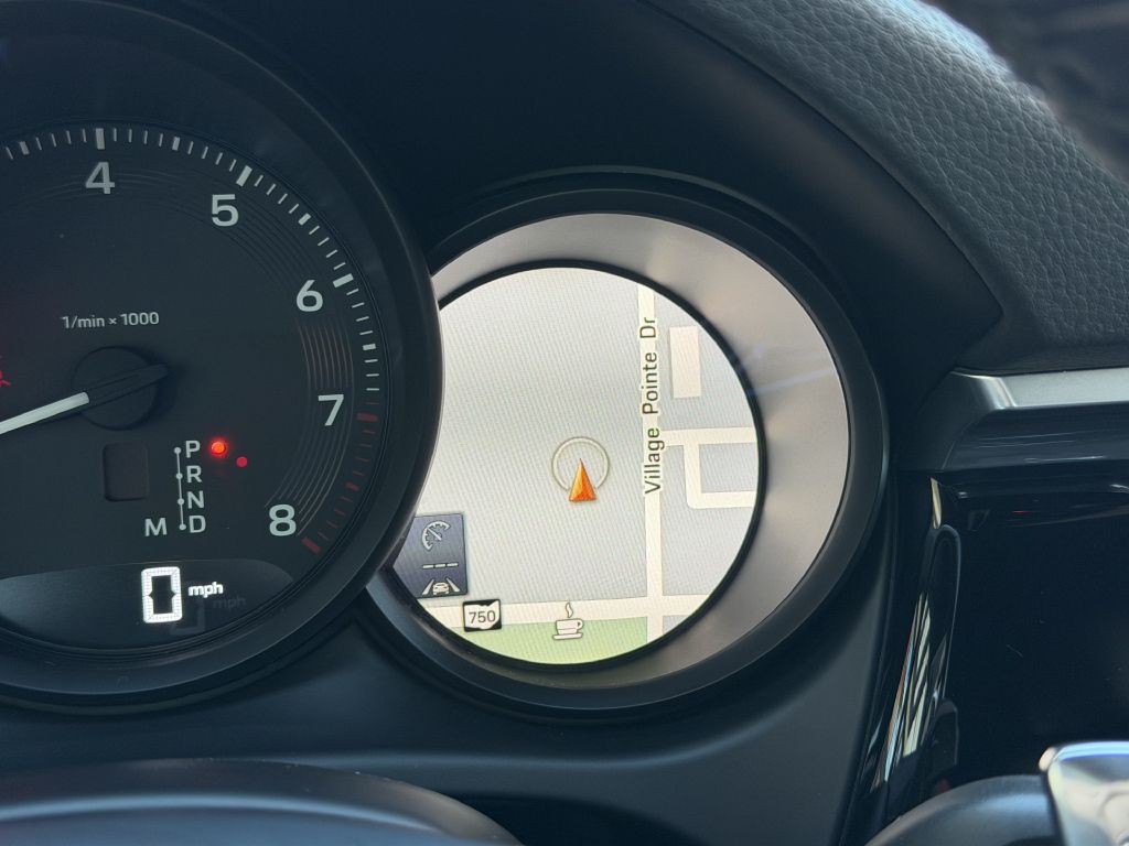 2022 Porsche Macan Image 40