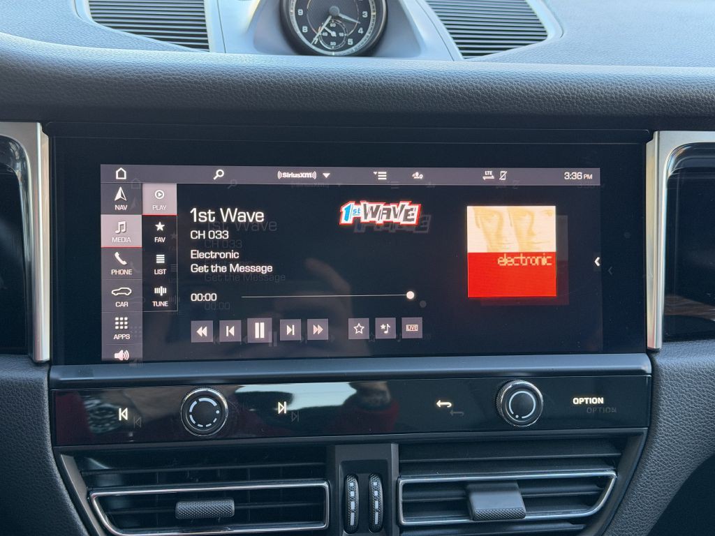 2022 Porsche Macan Image 41