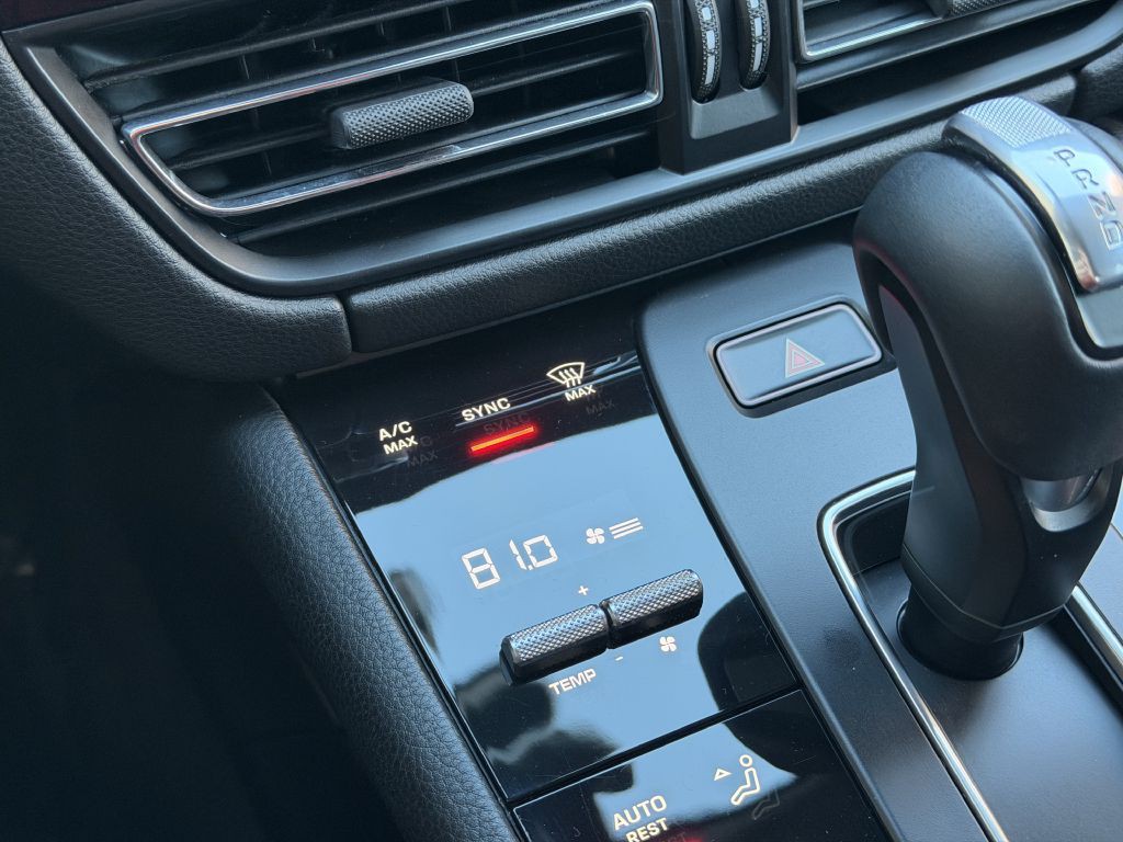 2022 Porsche Macan Image 42