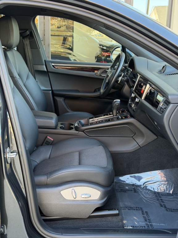 2022 Porsche Macan Image 54