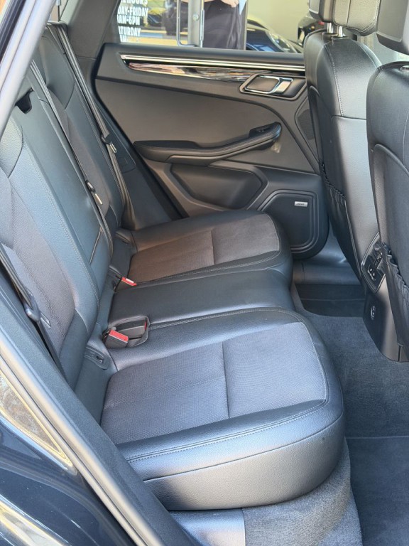 2022 Porsche Macan Image 86