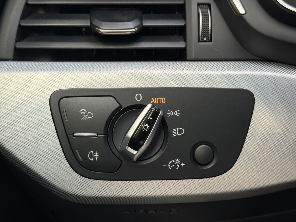 2017 Audi A4 Image 32