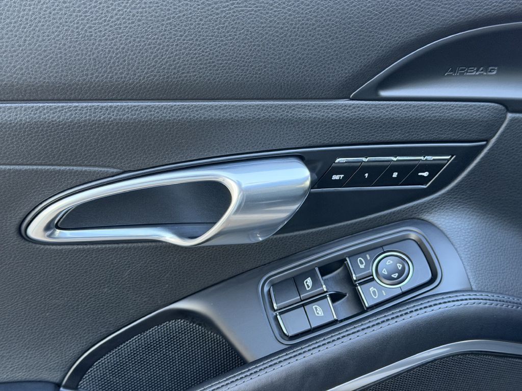 2017 Porsche 911 Image 24