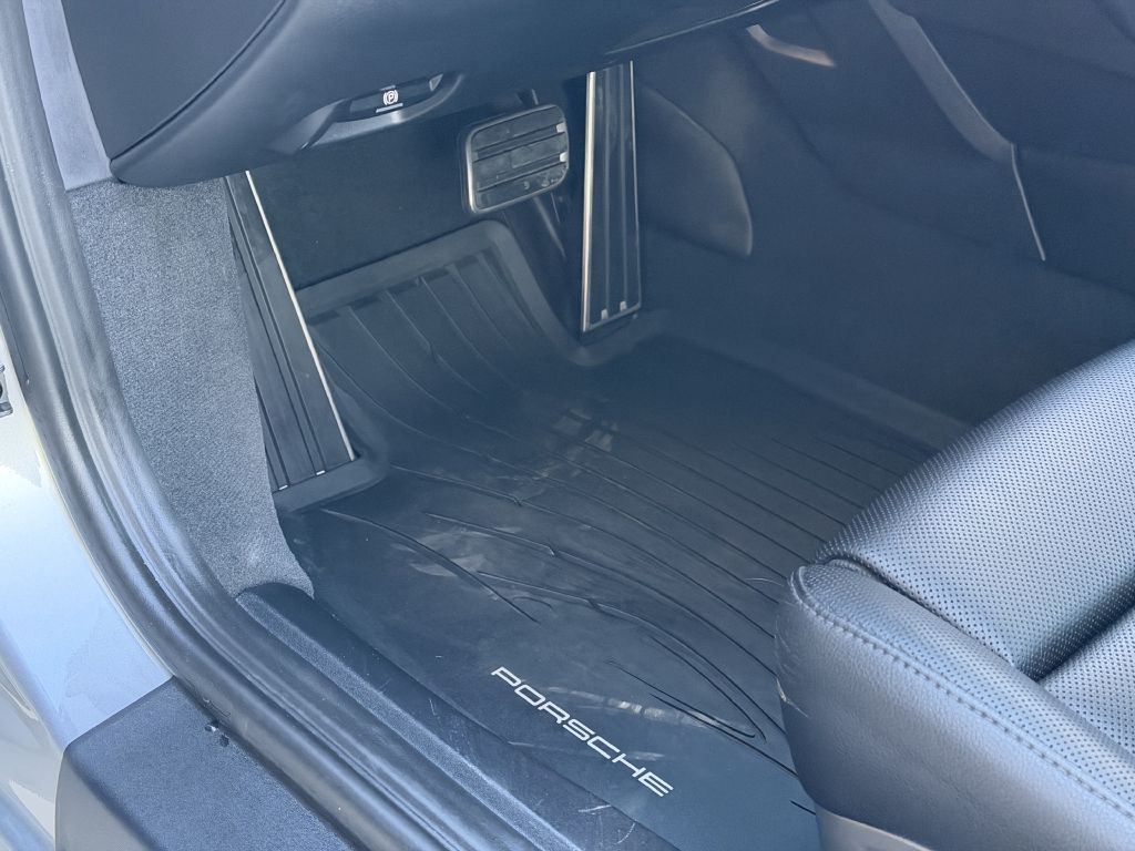 2017 Porsche 911 Image 28