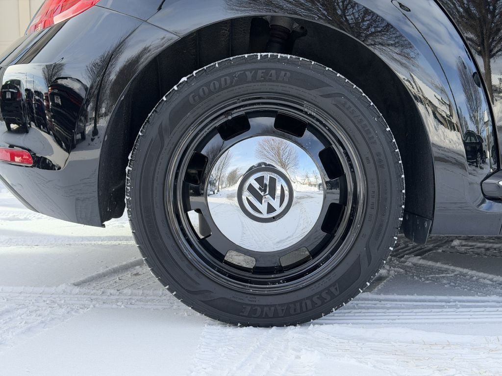 2013 Volkswagen Beetle Image 16