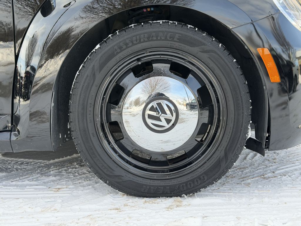 2013 Volkswagen Beetle Image 17