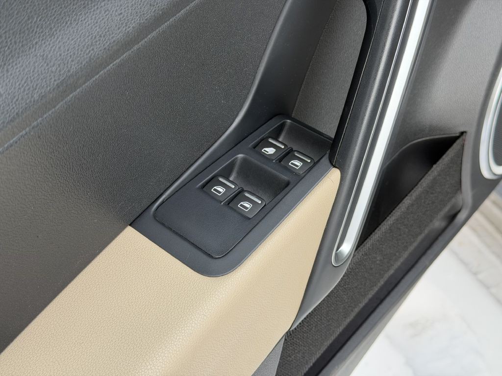 2013 Volkswagen Beetle Image 22