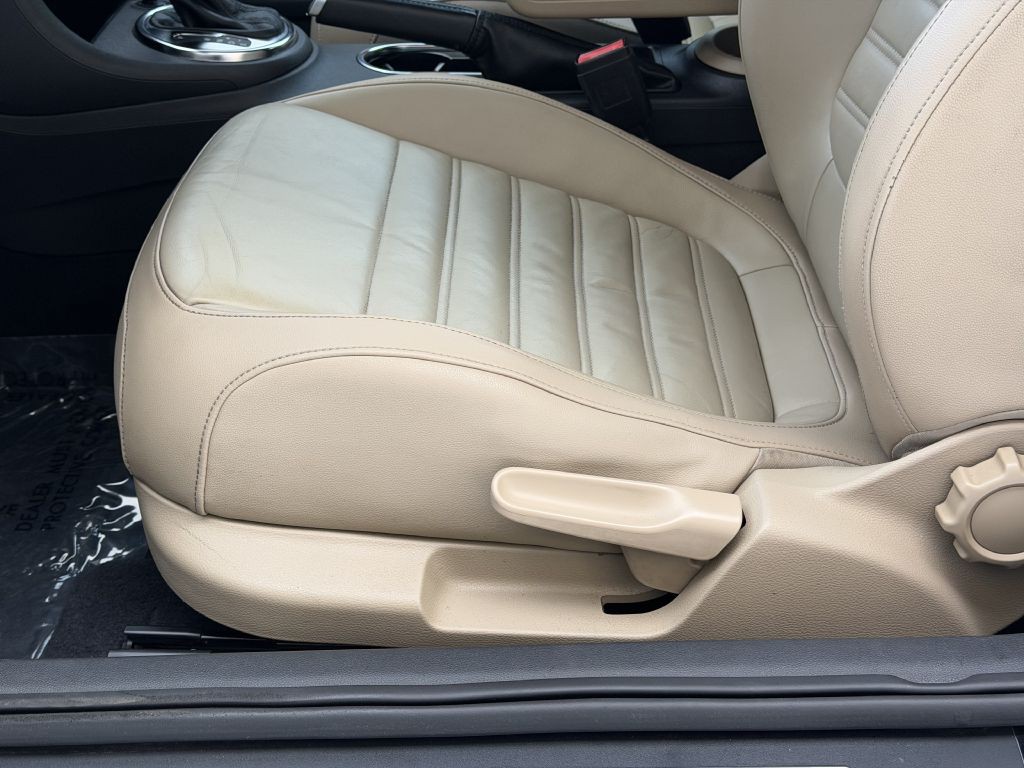 2013 Volkswagen Beetle Image 26