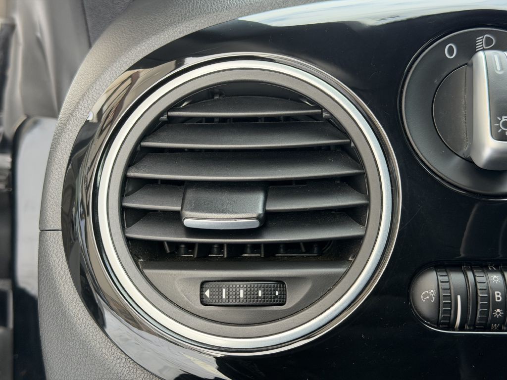 2013 Volkswagen Beetle Image 29