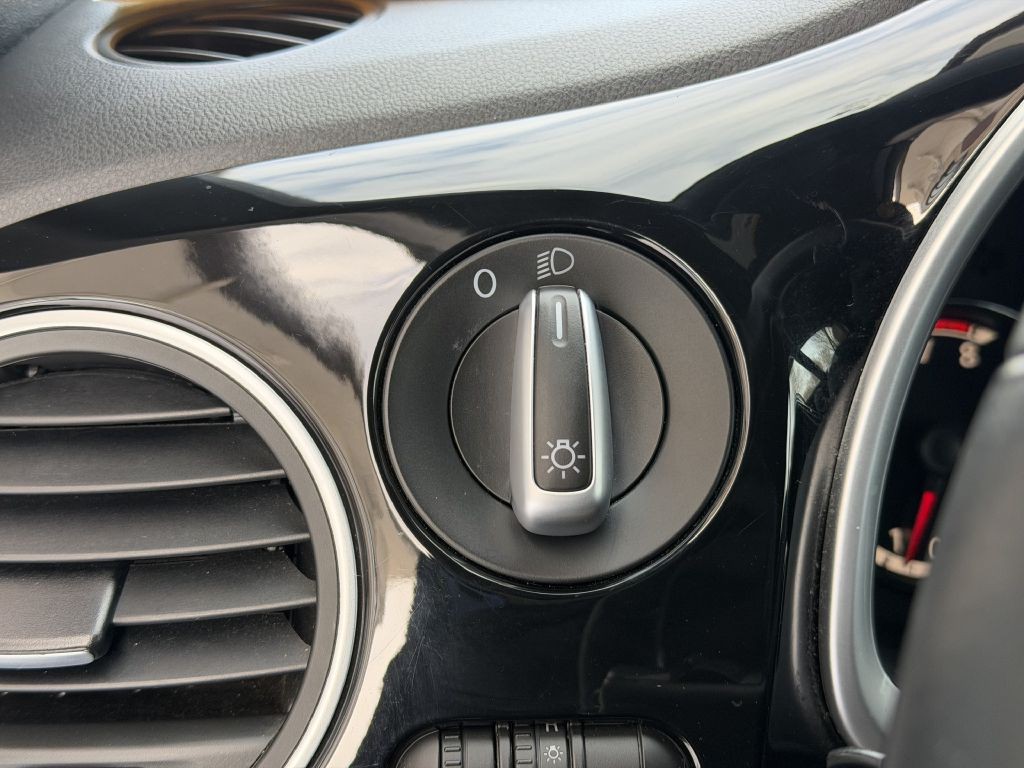 2013 Volkswagen Beetle Image 30