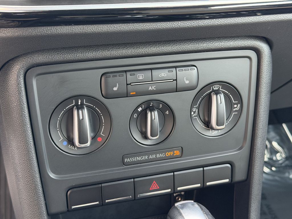 2013 Volkswagen Beetle Image 38