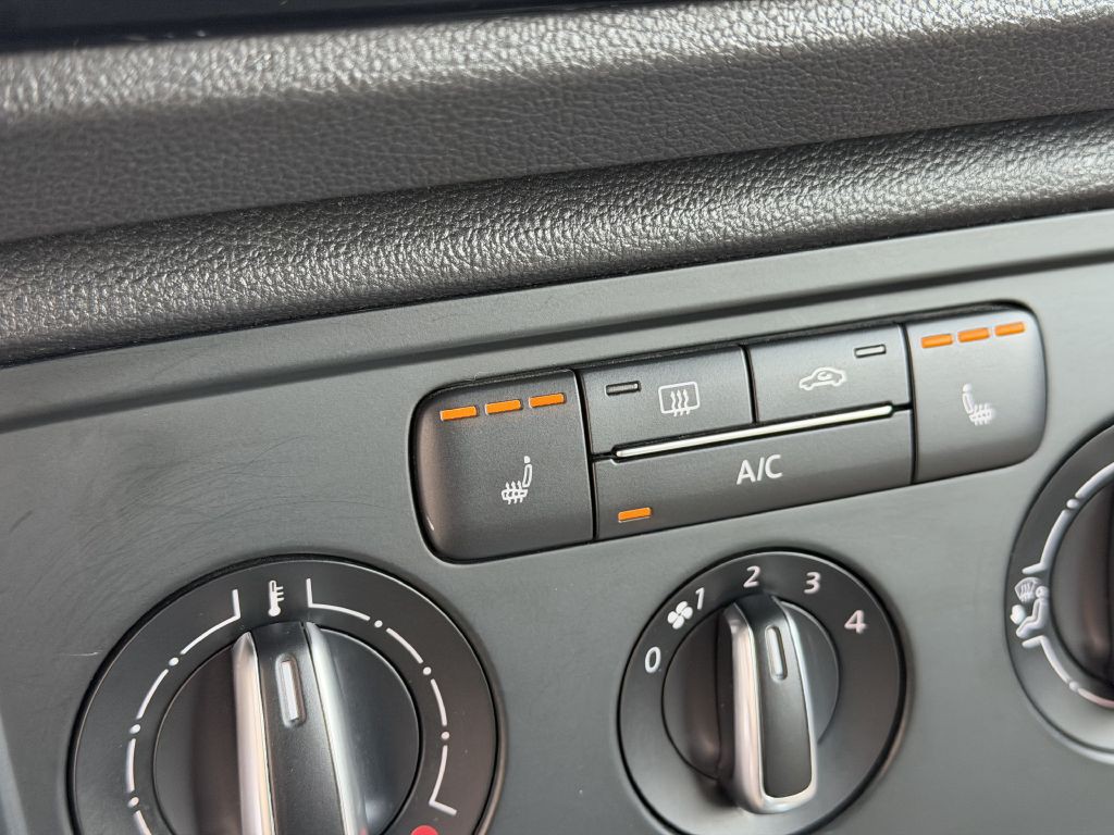 2013 Volkswagen Beetle Image 39