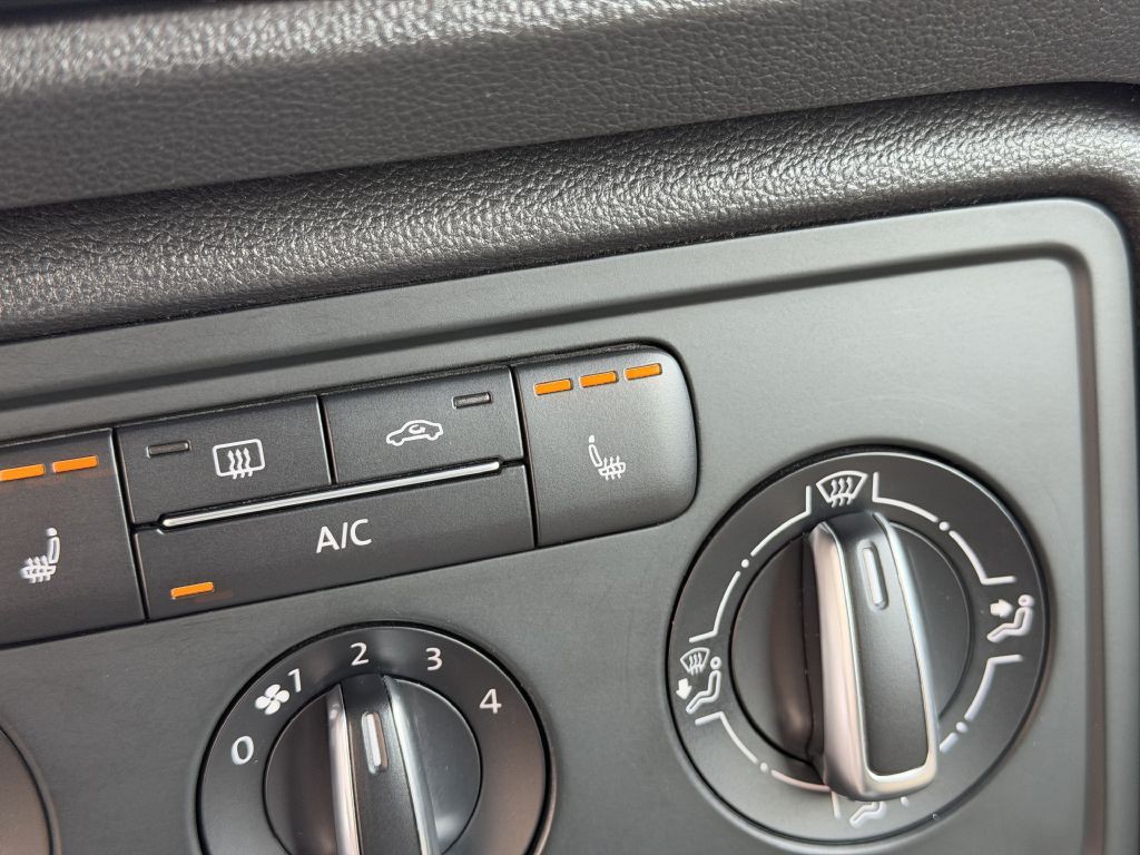 2013 Volkswagen Beetle Image 40