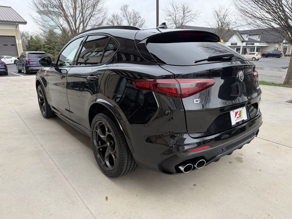 2022 Alfa Romeo Stelvio Image 6