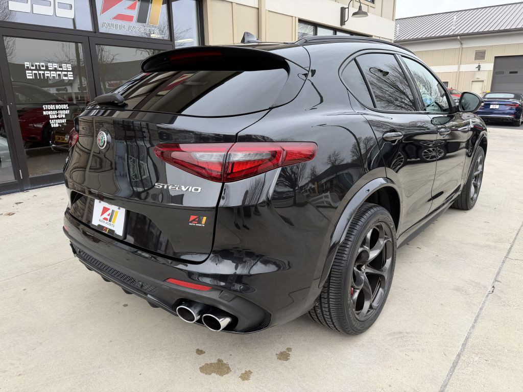 2022 Alfa Romeo Stelvio Image 8
