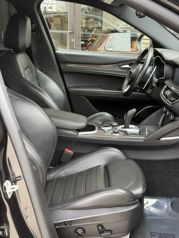 2022 Alfa Romeo Stelvio Image 53