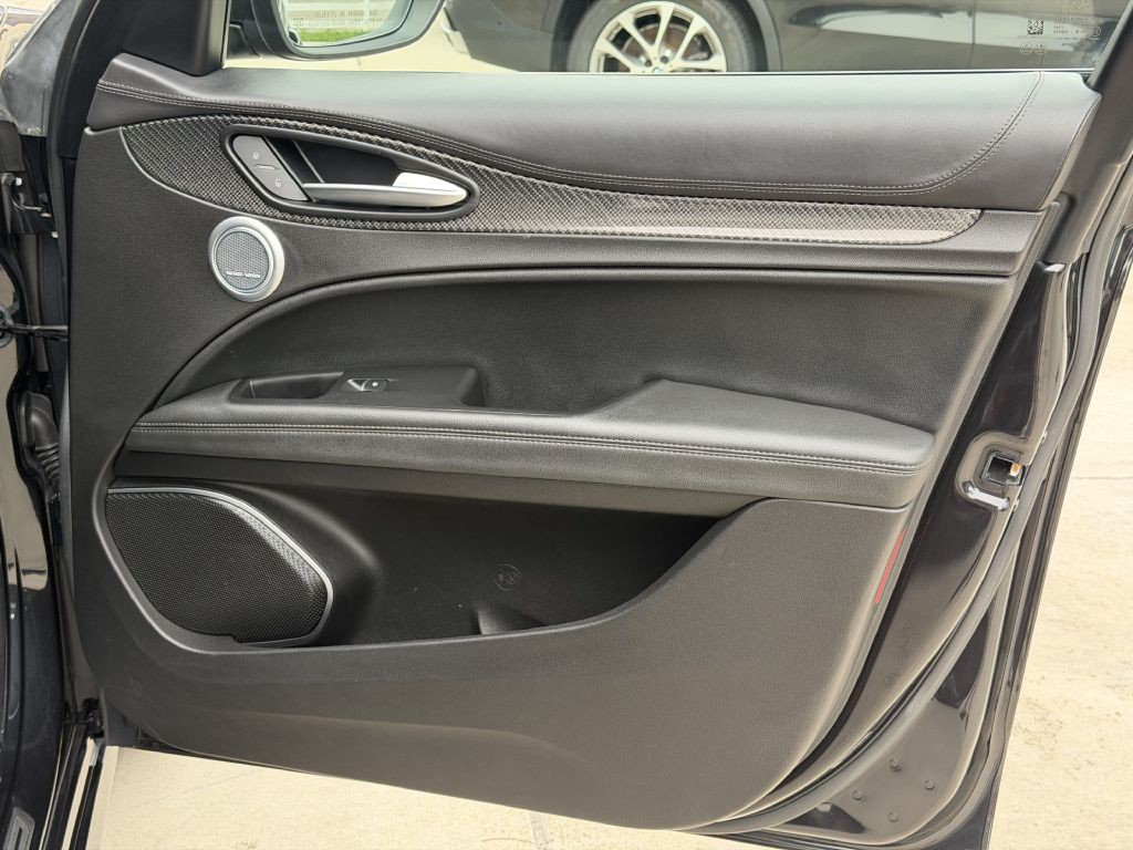 2022 Alfa Romeo Stelvio Image 54