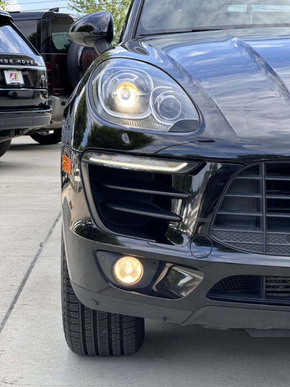 2017 Porsche Macan Image 12