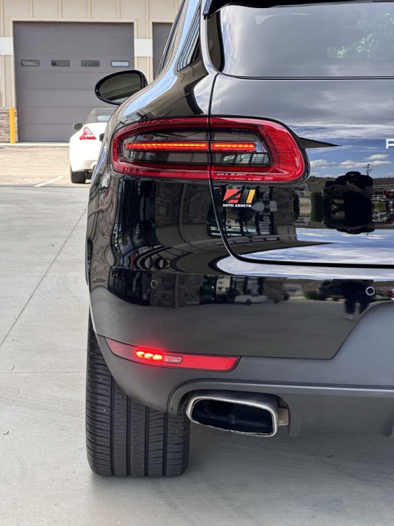 2017 Porsche Macan Image 14