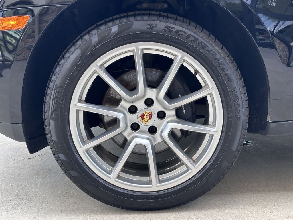 2017 Porsche Macan Image 16