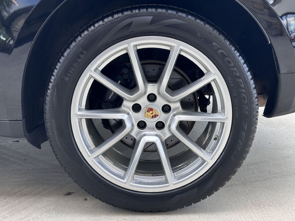 2017 Porsche Macan Image 17