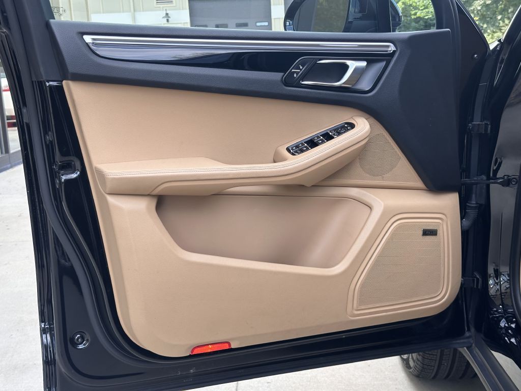 2017 Porsche Macan Image 21