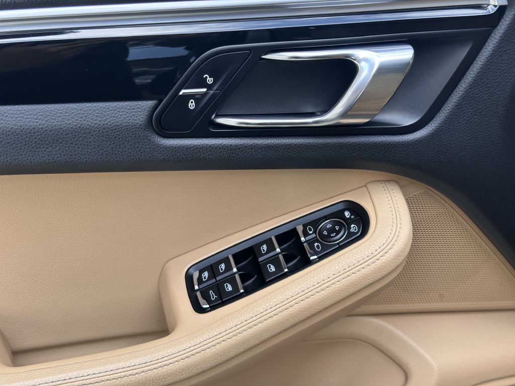 2017 Porsche Macan Image 23