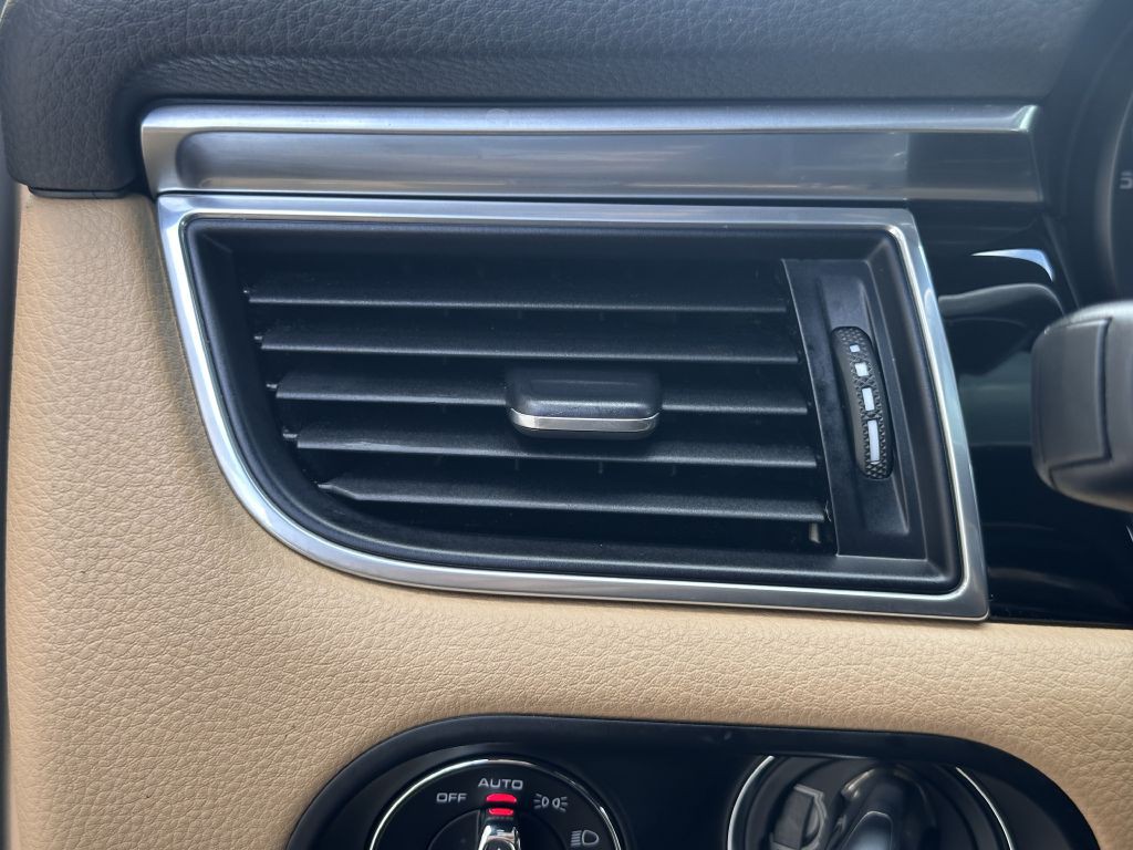 2017 Porsche Macan Image 30