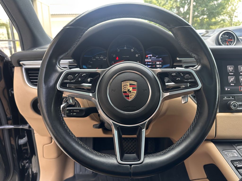 2017 Porsche Macan Image 32