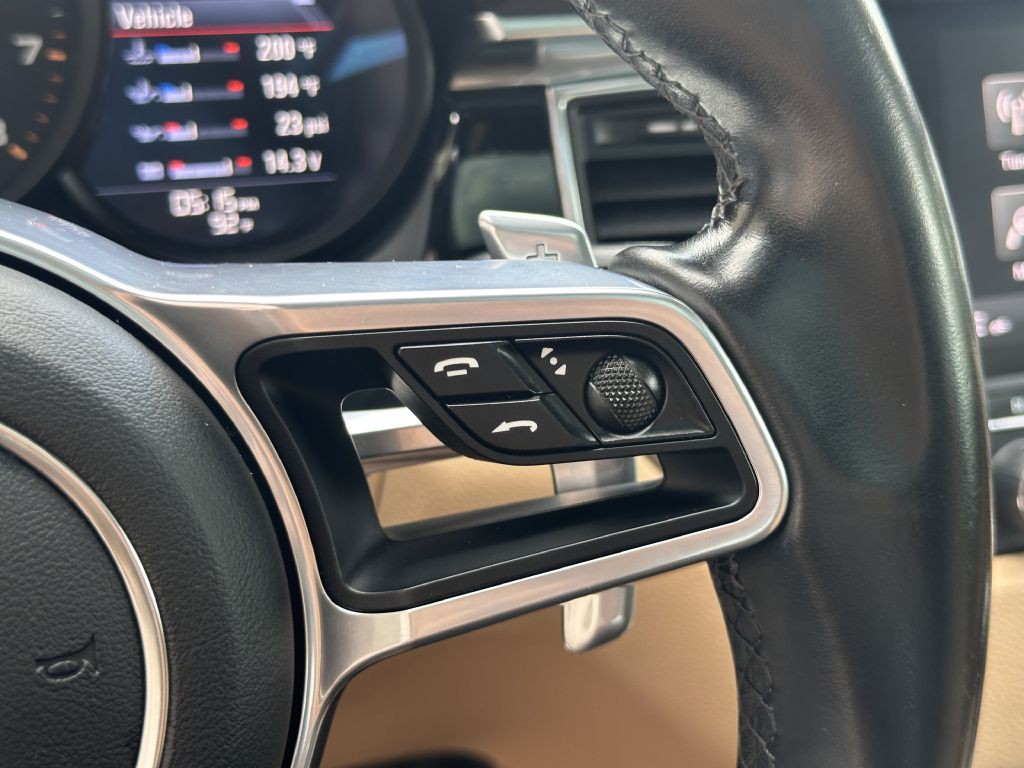 2017 Porsche Macan Image 35